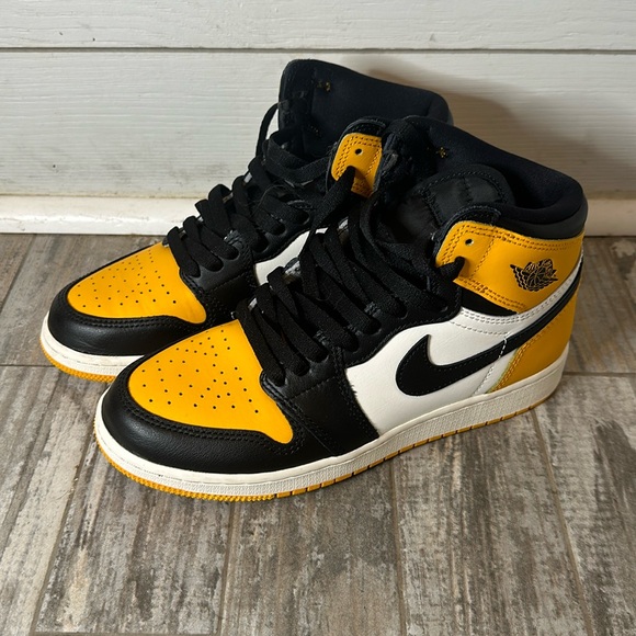 Nike Youth Air Jordan Retro 1 High OG GS Taxi Yellow Size 5.5 Y - Picture 1 of 4